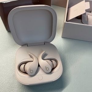 Beats by Kim beats fit pro: Moon color